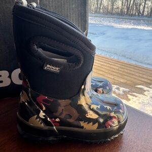 BOGS Toddler 5 Black and Woodland Print Boots